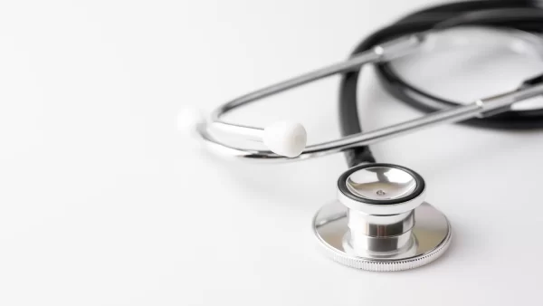 院長が「本来の診察」を取り戻すために。既存患者の単価UPとAI活用で実現する、守りと攻めのクリニック再建法